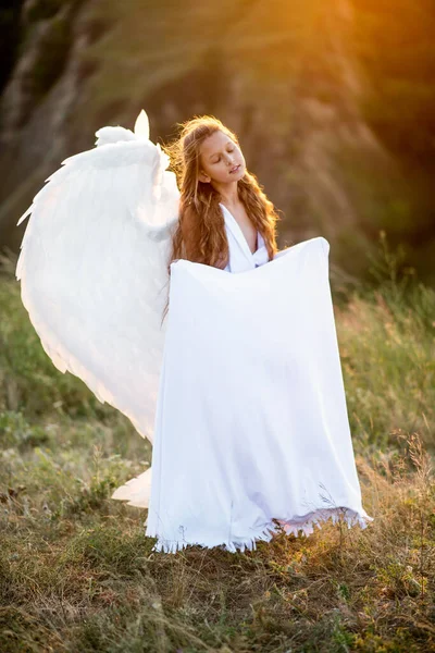 Ангел Привабливої Дівчини Стоїть Мальовничому Місці Заході Сонця Креативний Гламурний — стокове фото
