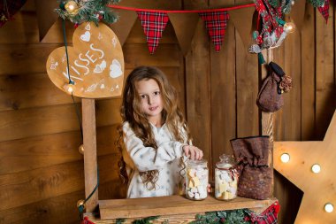 Mutfakta genç bir kadın Noel kurabiyeleriyle. Mutfaktaki kız.