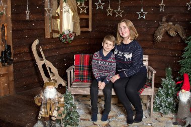 Anne ve oğlu Noel evinin yanında oturuyorlar. Noel 'de mutlu bir aile