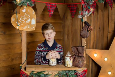 Çocuğa Noel ağacı. Çocuk tatlılar. Noel tatili