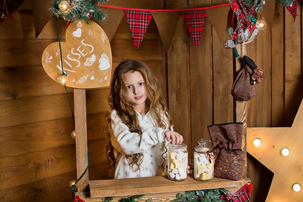 주방의 여자가 크리스마스 쿠키를 있어요 부엌에 — 스톡 사진