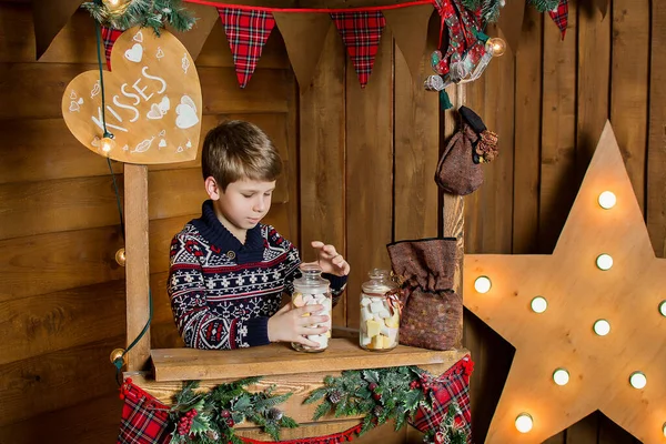 Jongen Buurt Van Kerstboom Kind Met Snoepgoed Kerstvakantie — Stockfoto