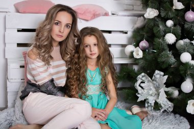 Anne ve kızı Noel ağacının yanında.