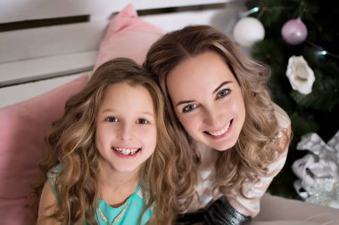 Anne ve kızı Noel ağacının yanında.