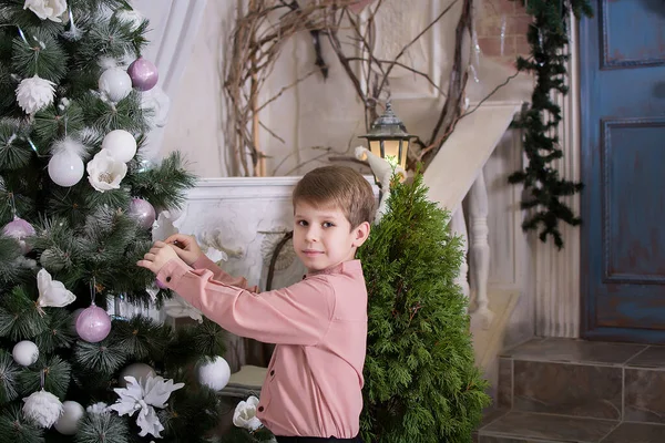 Rapazinho Decora Árvore Natal Bebê Natal — Fotografia de Stock