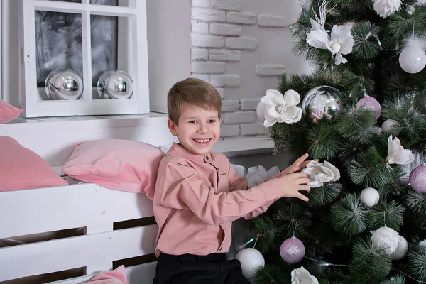Mały Chłopiec Ozdabia Choinkę Dziecko Boże Narodzenie — Zdjęcie stockowe