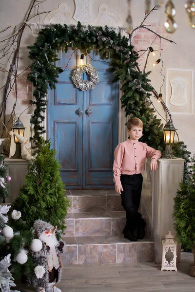 Ένα Αγόρι Περπατά Κοντά Ένα Άγριο Χριστουγεννιάτικο Σπίτι — Φωτογραφία Αρχείου