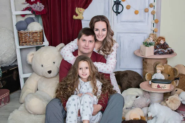 Família Feliz Com Ursinho Pelúcia — Fotografia de Stock