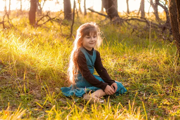 Kleines Mädchen Auf Gras — Stockfoto