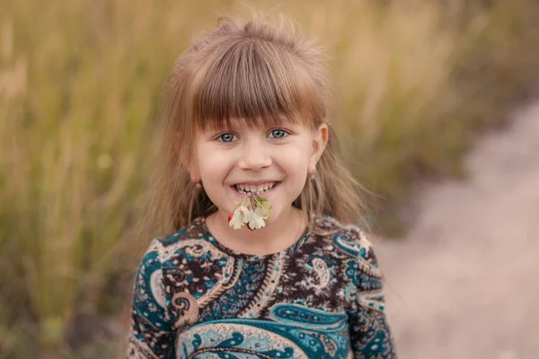 Niña Parque Otoño Niño Feliz Sonríe — Foto de Stock