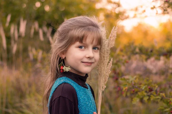 秋の公園の女の子 秋の公園にいる少女の肖像画 — ストック写真