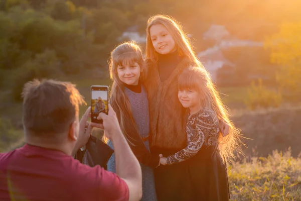 Папа Фотографирует Своих Дочерей Телефон Семья Тёмном Солнце Осенние Прогулки — стоковое фото