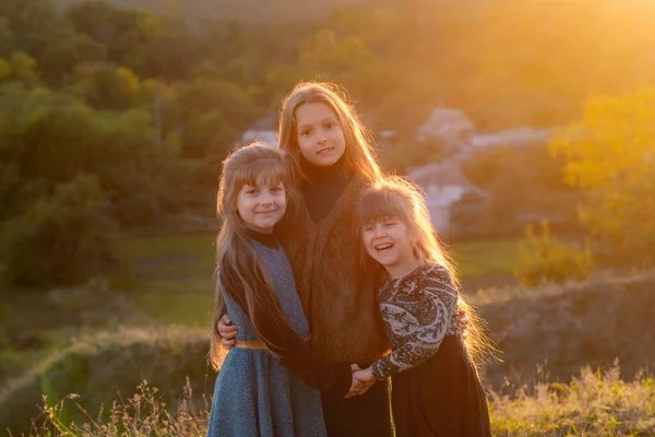 Portré Boldog Három Lány Naplementekor Őszi Parkban — Stock Fotó