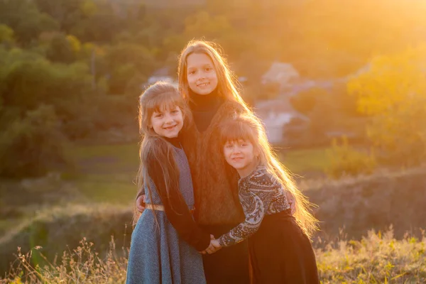 Portré Boldog Három Lány Naplementekor Őszi Parkban — Stock Fotó