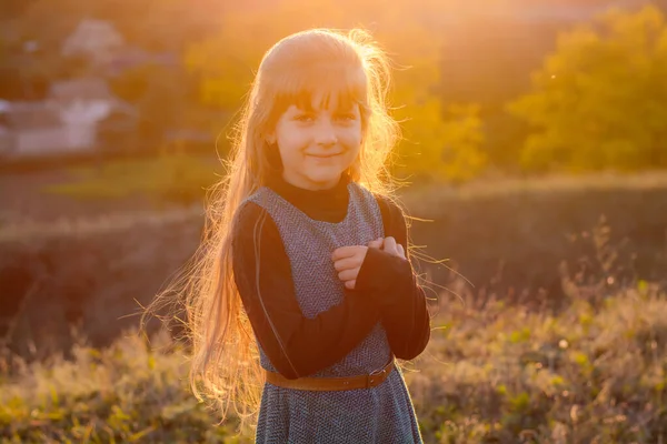 Klein Meisje Park Bij Zonsondergang — Stockfoto