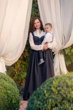 Ebeveyn ve çocuk. Anne ve bebek. Sonbahar parkında bir kadının portresi. Sonbahar parkında bir çift