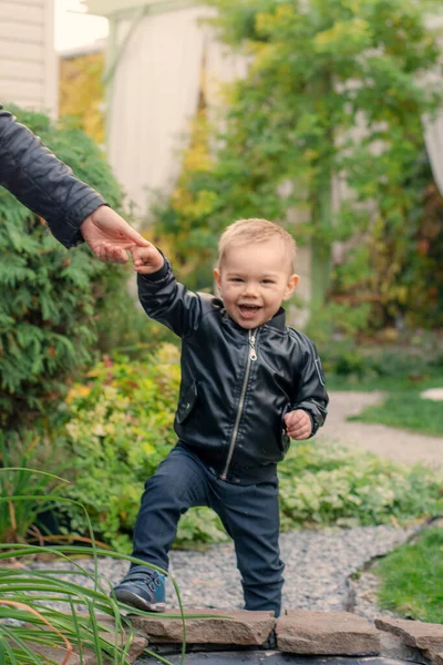 Junge Und Mädchen Spielen Hellem Raum Kinder Lachen — Stockfoto