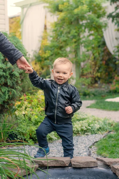 Kleiner Junge Beim Spazierengehen Herbstpark Stilvolles Kind — Stockfoto