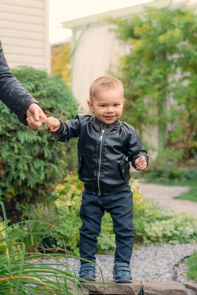Kleiner Junge Beim Spazierengehen Herbstpark Stilvolles Kind — Stockfoto