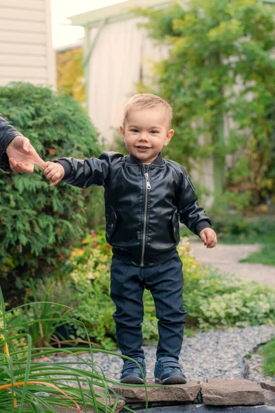 Kleiner Junge Beim Spazierengehen Herbstpark Stilvolles Kind — Stockfoto