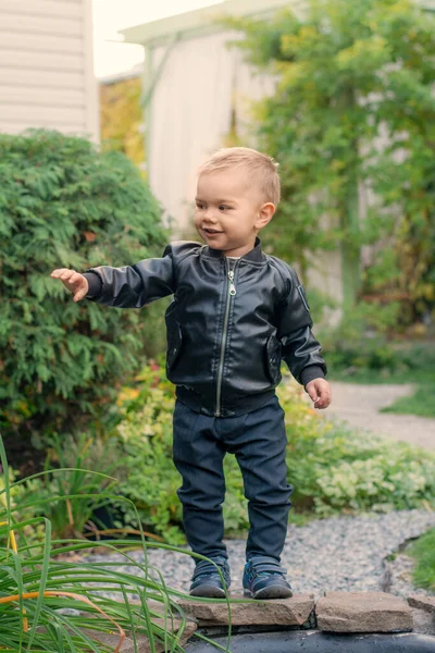 Niño Pequeño Caminando Parque Otoño Niño Con Estilo — Foto de Stock