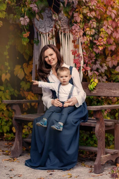 Pais Filhos Mãe Bebé Retrato Uma Mulher Parque Outono Casal — Fotografia de Stock