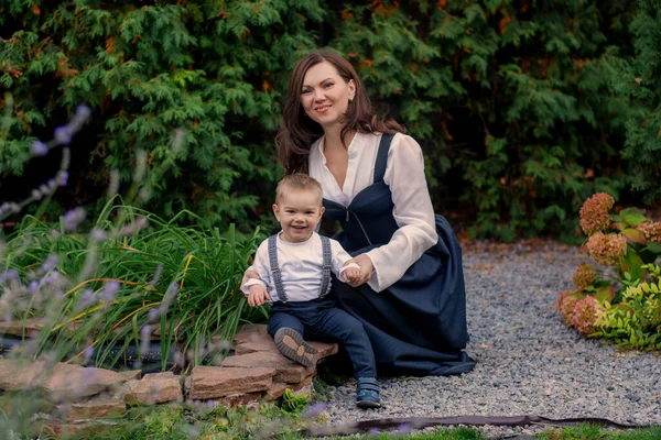 親子で 母親と赤ん坊 秋の公園の女性の肖像画です 秋の公園でカップル — ストック写真