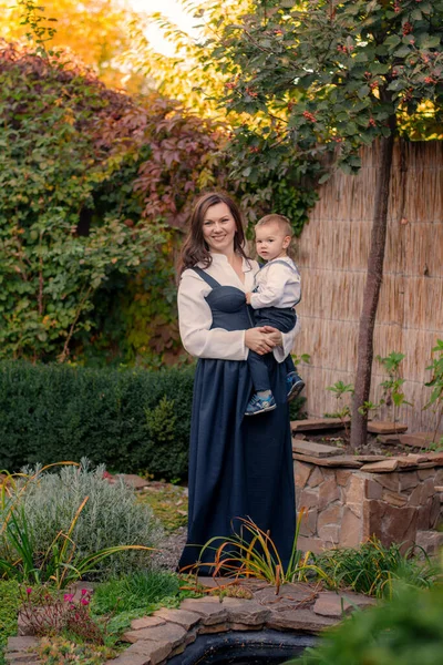 Eltern Und Kind Mutter Und Baby Porträt Einer Frau Herbstpark — Stockfoto