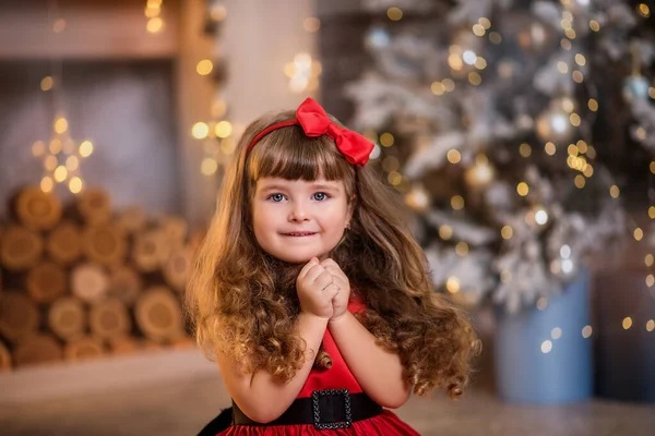 Klein Mooi Meisje Een Rode Jurk Bij Kerstboom Meisje Met — Stockfoto