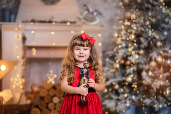 Noel Ağacının Yanında Kırmızı Elbiseli Güzel Bir Kız Oyuncak Bebekli — Stok fotoğraf