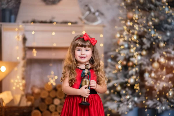 Pequena Menina Bonita Vestido Vermelho Perto Árvore Natal Menina Com — Fotografia de Stock