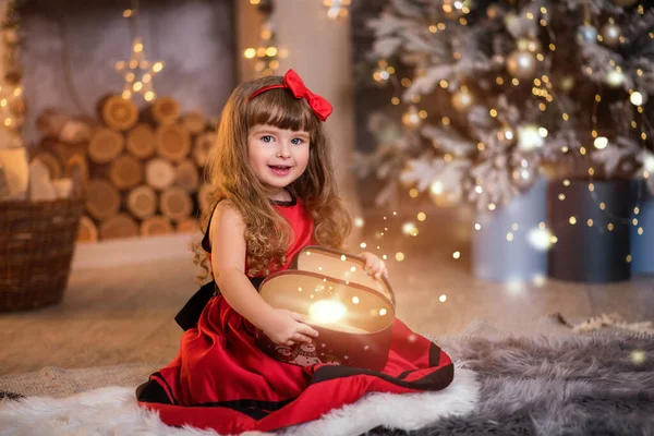 Маленька Красива Дівчинка Червоній Сукні Біля Ялинки Дівчина Лялькою Грає — стокове фото