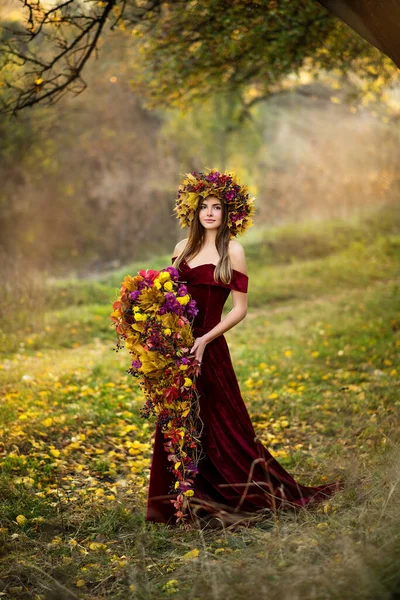 Beautiful Young Woman Autumn Park Long Dress Girl Autumn Bouquet — Stock Photo, Image