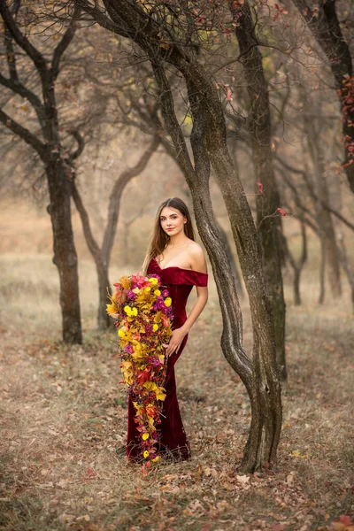 Mulher Bonita Parque Outono Vestido Longo Menina Com Buquê Outono — Fotografia de Stock