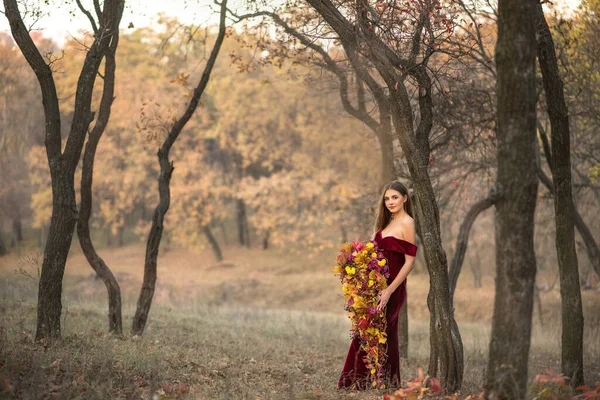 Hermosa Joven Parque Otoño Vestido Largo Chica Con Ramo Otoño — Foto de Stock