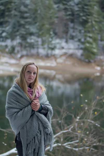 Portret Kobiety Zimie Dziewczyna Pobliżu Jeziora Zimie Młoda Kobieta Jest — Zdjęcie stockowe