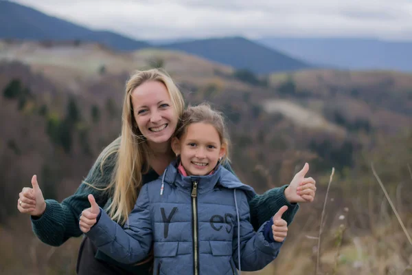 Mutter Und Tochter Lächeln Und Umarmen Sich Den Bergen Eltern — Stockfoto