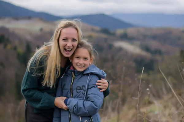 Mutter Und Tochter Lächeln Und Umarmen Sich Den Bergen Eltern — Stockfoto