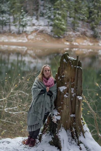 Blondynka Młoda Kobieta Zimowym Lesie — Zdjęcie stockowe