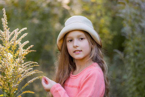 Mooi Meisje Met Lang Haar Een Herfst Park Met Bloemen — Stockfoto