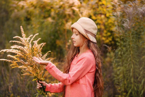 Menina Bonita Com Cabelos Longos Parque Outono Segurando Flores Menina — Fotografia de Stock