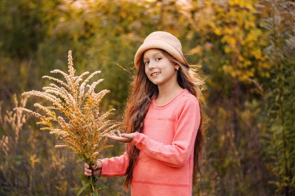 Красива Дівчина Довгим Волоссям Осінньому Парку Тримає Квіти Дівчина Капелюсі — стокове фото