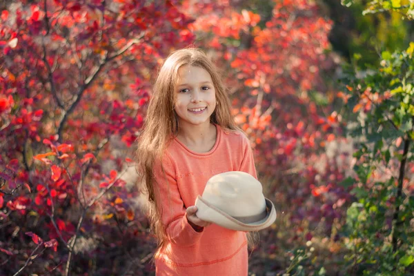 Mädchen Mit Hut Lächelt Porträt Eines Kindes Mit Beigem Hut — Stockfoto