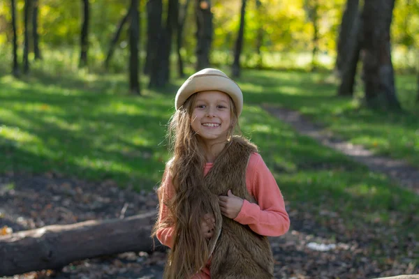 Menina Bonita Com Cabelos Longos Floresta Outono Descanso Outono — Fotografia de Stock