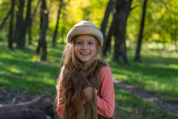 Menina Bonita Com Cabelos Longos Floresta Outono Descanso Outono — Fotografia de Stock