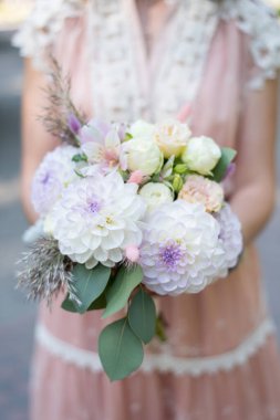 Düğün buketi gelinin elinde. Güzel bir buket çiçek.