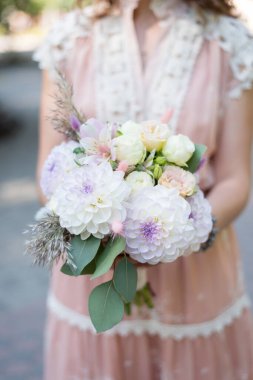 Düğün buketi gelinin elinde. Güzel bir buket çiçek.
