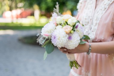 Düğün buketi gelinin elinde. Güzel bir buket çiçek.
