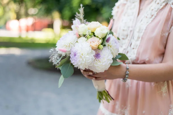 Buquê Casamento Nas Mãos Noiva Belo Buquê Flores — Fotografia de Stock