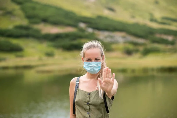 Giovane Donna Viaggia Montagna Turista Viaggia Con Una Maschera Medica — Foto Stock